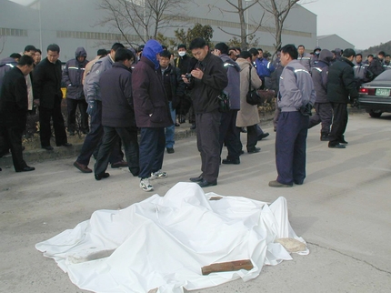 고 배달호씨가 분신자살한 뒤 소식을 듣고 달려온 조합원들이 현장을 살펴보고 있다. 